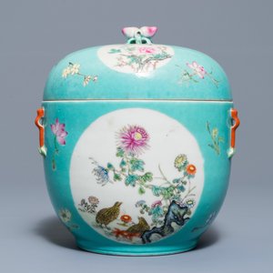 Un plat à décor des '9 pêches' et un bol couvert en porcelaine de Chine famille rose, marque de Qianlong, 19/20ème — photo 6