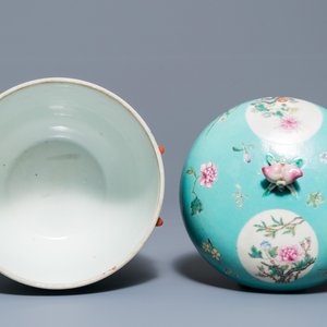 Un plat à décor des '9 pêches' et un bol couvert en porcelaine de Chine famille rose, marque de Qianlong, 19/20ème — photo 8