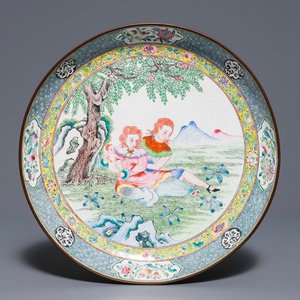 Un plat à décor d'un couple européen en émaux de Canton, Chine, Qianlong — photo 1