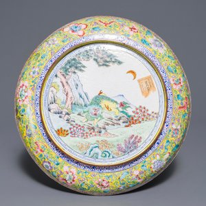 Un plat à décor d'un couple européen en émaux de Canton, Chine, Qianlong — photo 2