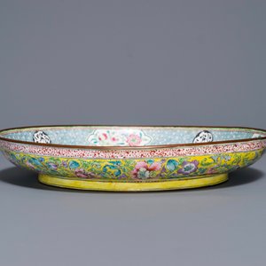 Un plat à décor d'un couple européen en émaux de Canton, Chine, Qianlong — photo 3