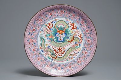 Un plat à décor d'un dragon en émaux de Canton, Chine, 19ème