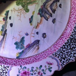 Un plat à décor d'un paysage en émaux de Canton, Chine, Qianlong — photo 6