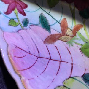 Un plat à décor “feuille de tabac” en porcelaine de Chine famille rose, Qianlong — photo 7