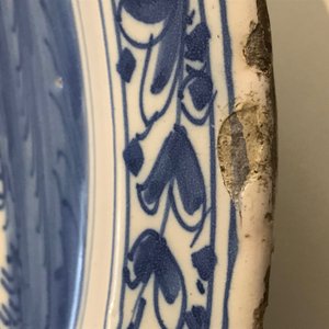 Un plat à décor religieux en faïence de Delft bleu et blanc, 3ème quart du 17ème — photo 5