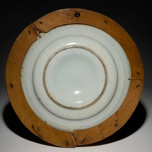 Un plat à ombilic en faïence de Delft bleu et blanc encadré, daté 1787 — photo 2