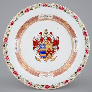 Un plat armoirié de Mertins et Peck en porcelaine de Chine pour le marché anglais, Yongzheng, 1723-1735 — photo 1