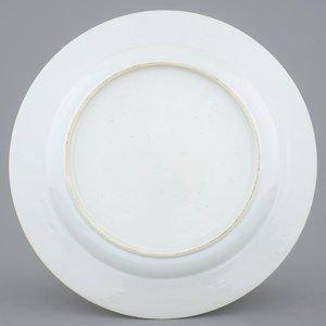 Un plat armoirié de Mertins et Peck en porcelaine de Chine pour le marché anglais, Yongzheng, 1723-1735 — photo 2