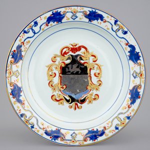 Un plat armoirié en porcelaine de Chine de style Imari doré, époque Kangxi — photo 1