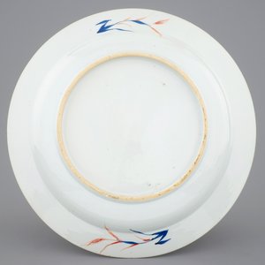 Un plat armoirié en porcelaine de Chine de style Imari doré, époque Kangxi — photo 2