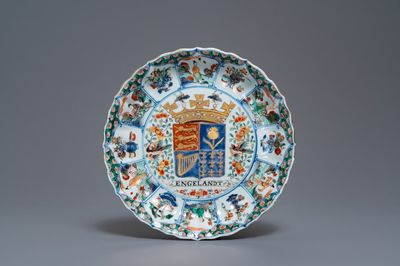 Un plat armorié 'Angleterre' en porcelaine de Chine famille verte, Kangxi/Yongzheng
