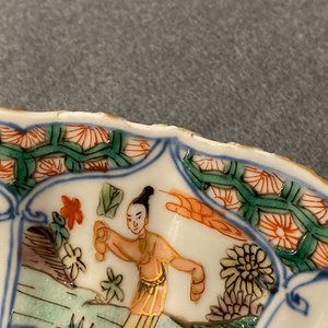 Un plat armorié 'Angleterre' en porcelaine de Chine famille verte, Kangxi/Yongzheng — photo 7