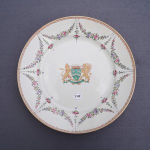 Un plat armorié au blason d'Empain en porcelaine de Samson, Paris, 19ème — photo 3