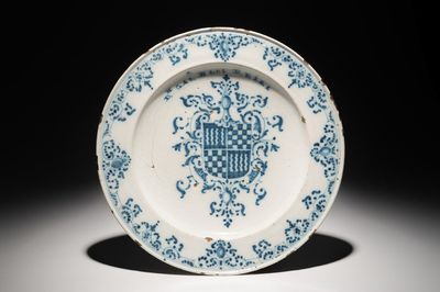 Un plat armorié avec inscription en faïence de Talavera, Espagne, 18ème