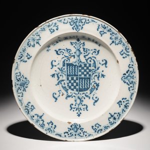 Un plat armorié avec inscription en faïence de Talavera, Espagne, 18ème — photo 1