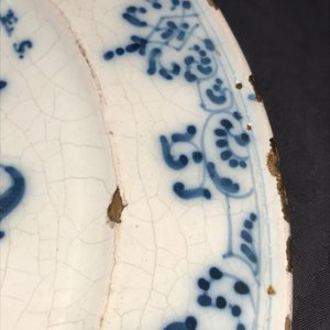 Un plat armorié avec inscription en faïence de Talavera, Espagne, 18ème — photo 3