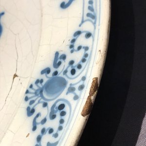 Un plat armorié avec inscription en faïence de Talavera, Espagne, 18ème — photo 5