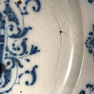 Un plat armorié avec inscription en faïence de Talavera, Espagne, 18ème — photo 8