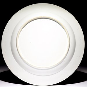 Un plat armorié d'alliance en porcelaine de Chine bleu et blanc pour le marché hollandais, Qianlong — photo 2