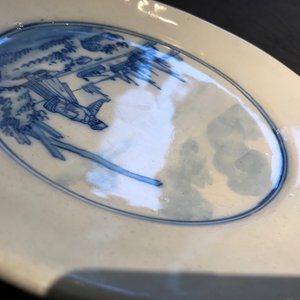 Un plat armorié daté 1683 en faïence de Delft bleu et blanc et une assiette au paysage, 17ème — photo 13