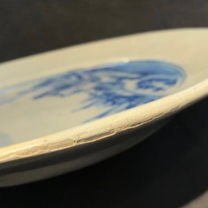 Un plat armorié daté 1683 en faïence de Delft bleu et blanc et une assiette au paysage, 17ème — photo 15