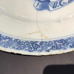 Un plat armorié daté 1683 en faïence de Delft bleu et blanc et une assiette au paysage, 17ème — photo 8