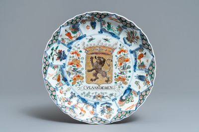 Un plat armorié de 'Flandres' en porcelaine de Chine famillle verte, Kangxi/Yongzheng