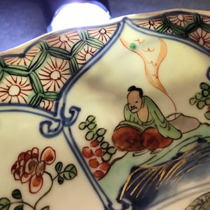 Un plat armorié de 'Flandres' en porcelaine de Chine famillle verte, Kangxi/Yongzheng — photo 4