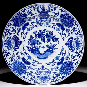 Un plat armorié de Pelgrom en porcelaine de Chine bleu et blanc pour le marché hollandais, Kangxi — photo 1