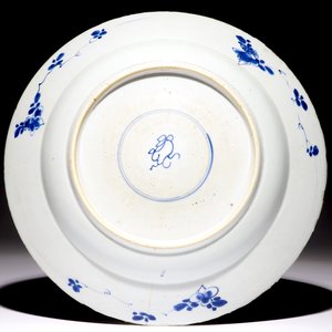 Un plat armorié de Pelgrom en porcelaine de Chine bleu et blanc pour le marché hollandais, Kangxi — photo 2