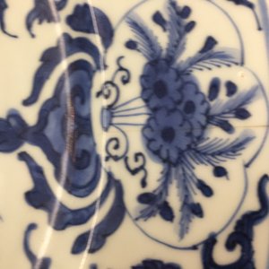 Un plat armorié de Pelgrom en porcelaine de Chine bleu et blanc pour le marché hollandais, Kangxi — photo 4