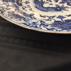Un plat armorié de Pelgrom en porcelaine de Chine bleu et blanc pour le marché hollandais, Kangxi — photo 7