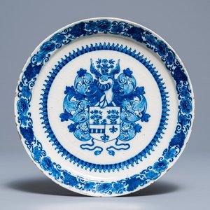Un plat armorié en faïence de Delft bleu et blanc, 17/18ème — photo 1