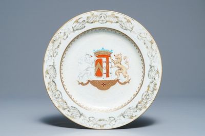 Un plat armorié en porcelaine de Chine bianco sopra bianco et grisaille, Qianlong