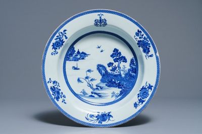 Un plat armorié en porcelaine de Chine bleu et blanc pour le marché hollandais, blason de Toussaint, Qianlong