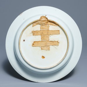 Un plat armorié en porcelaine de Chine bleu et blanc pour le marché hollandais, blason de Toussaint, Qianlong — photo 2