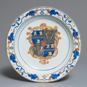 Un plat armorié en porcelaine de Chine de style Imari, Kangxi — photo 1