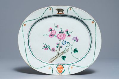 Un plat armorié en porcelaine de Chine famille rose pour le marché anglais, blasons de Chamers et Wilton, Qianlong
