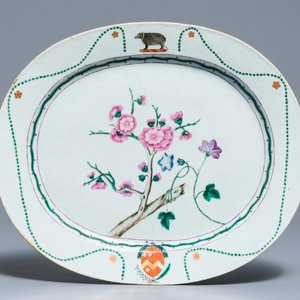 Un plat armorié en porcelaine de Chine famille rose pour le marché anglais, blasons de Chamers et Wilton, Qianlong — photo 1