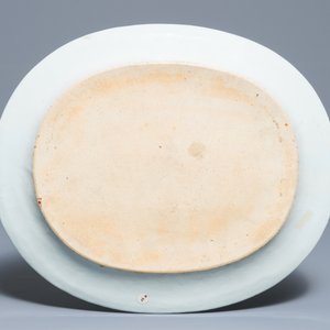 Un plat armorié en porcelaine de Chine famille rose pour le marché anglais, blasons de Chamers et Wilton, Qianlong — photo 2