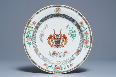 Un plat armorié en porcelaine de Chine famille rose pour le marché Anglais, blason de Leonrodt, Yongzheng/Qianlong