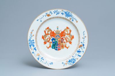 Un plat armorié en porcelaine de Chine famille rose pour le marché européen, Yongzheng/Qianlong