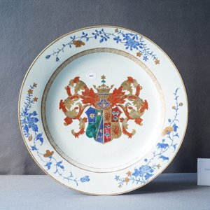Un plat armorié en porcelaine de Chine famille rose pour le marché européen, Yongzheng/Qianlong — photo 3