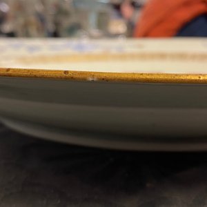 Un plat armorié en porcelaine de Chine famille rose pour le marché européen, Yongzheng/Qianlong — photo 5