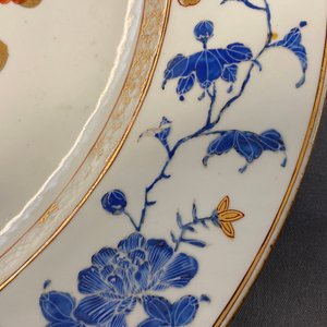 Un plat armorié en porcelaine de Chine famille rose pour le marché européen, Yongzheng/Qianlong — photo 7