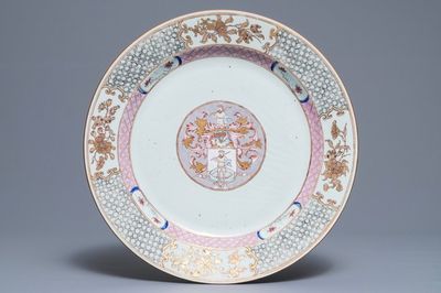 Un plat armorié en porcelaine de Chine famille rose pour le marché hollandais, blason de Tuineman, Yongzheng