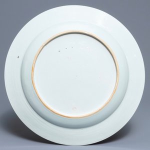 Un plat armorié en porcelaine de Chine famille rose pour le marché hollandais, blason de Tuineman, Yongzheng — photo 2