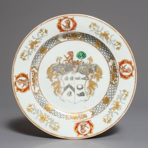Un plat armorié en porcelaine de Chine pour le marché écossais, armes de More et Hog, Qianlong — photo 1