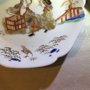 Un plat armorié et deux soucoupes d'après Pronk en porcelaine de Chine famille rose, Yongzheng/Qianlong — photo 14