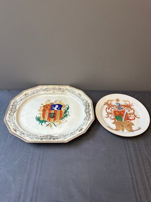 Un plat armorié et une assiette aux armes de De Heere pour le marché hollandais en porcelaine de Chine, Qianlong — photo 1